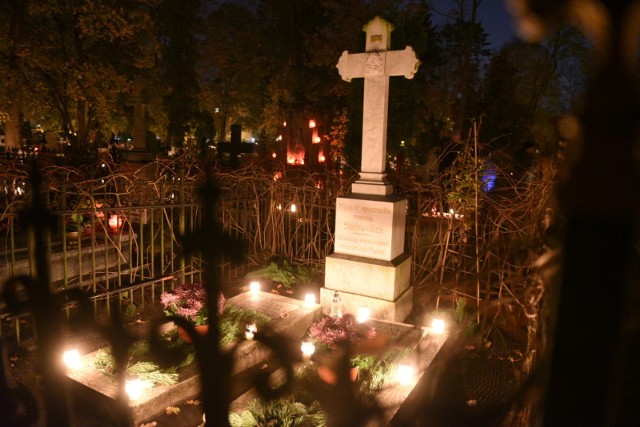 Dziś Wszystkich Świętych. Dzień w których odwiedzamy groby najbliższych. Wiele osób na cmentarz wybiera się także po zmroku. Tak wyglądają oświetlone przez znicze groby na nekropolii św. Jerzego w Toruniu.Zobacz też:Oni odeszli w 2019 rokuNowosciTorun