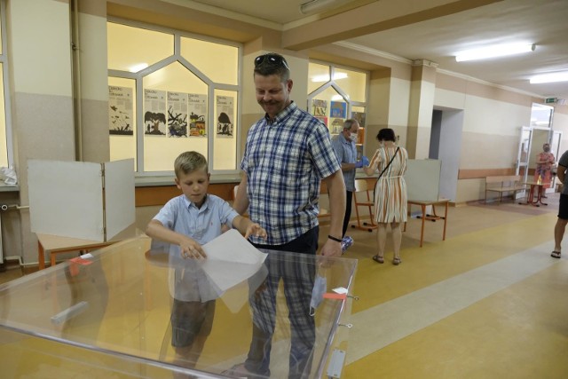 Rafał Trzaskowski zwyciężył aż w 109 &quot;zwykłych&quot; obwodach, Andrzej Duda zaledwie w trzech, minimalną liczbą głos&oacute;w. Ubiegający się o reelekcję prezydent triumfował w komisji nr 76 w Starostwie Powiatowym w Toruniu przy ul. Towarowej, gdzie głosowali mieszkańcy os. Pod Dębową G&oacute;rą czy os. Chrobrego. Andrzej Duda otrzymał 179 głos&oacute;w, co daje mu 58,31% poparcia. Z kolei na Rafała Trzaskowskiego zagłosowało 128 torunian. CZYTAJ DALEJ &gt;&gt;&gt;&gt;&gt;