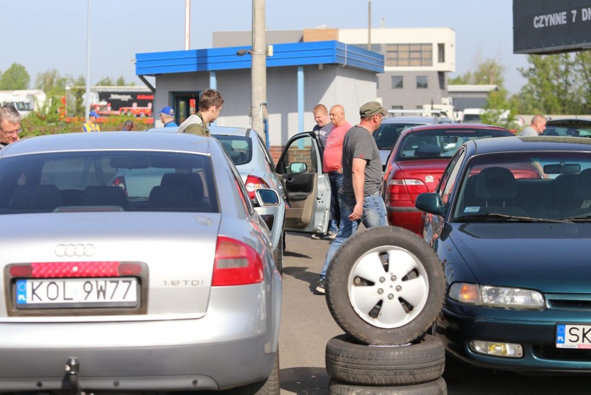 Giełd samochodowych oficjalnie nie było, bo w...