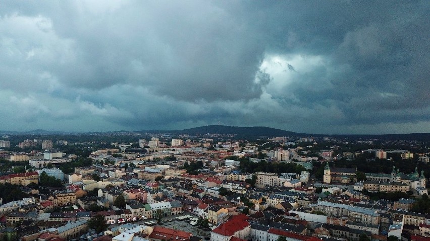 Potężne burze nad regionem świętokrzyskim! Zerwane dachy. RAPORT 