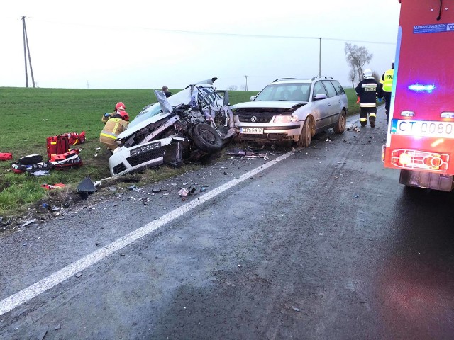 Wypadek w Wieszkach. Brały w nim udział trzy pojazdy, siedem osób poszkodowanych (w tym 4 przewieziono do szpitala).