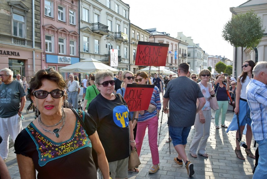 Przed lubelskim ratuszem odbyła się demonstracja w obronie wolnych mediów. Zobacz zdjęcia z protestu