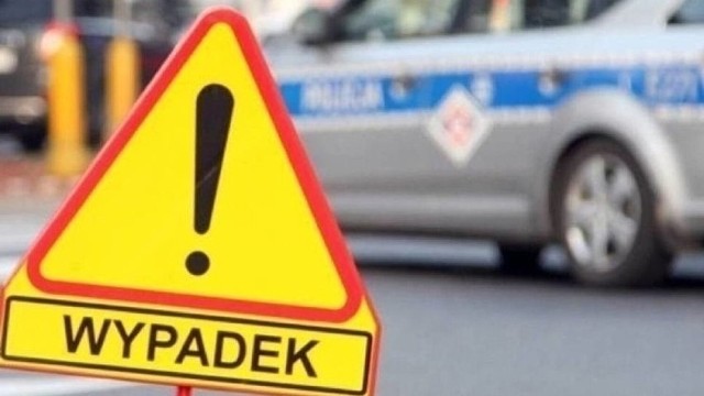 Zderzenie trzech samochodów osobowych w Pniewach. W wyniku wypadku jedna osoba została poszkodowana. Na miejscu działają jednostki straży pożarnej.