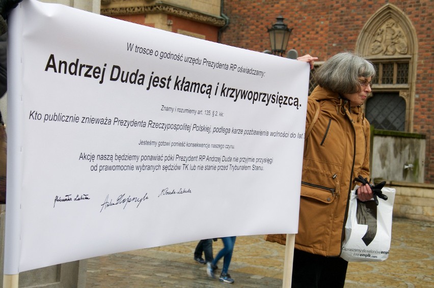 Manifestacja pod pręgierzem: "Andrzej Duda jest kłamcą i krzywoprzysięzcą"