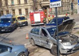 Wypadek w centrum Łodzi. Zderzyły się dwa samochody osobowe. Jedna z kierujących poszkodowana
