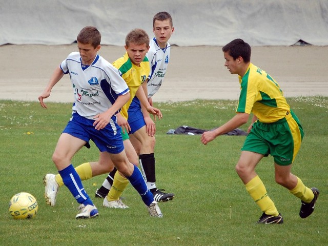 Mlodzi pilkarze Stali Rzeszów (bialo-niebieskie stroje) pokonali Siarke Tarnobrzeg 2-0 w meczu Podkarpackiej Ligi Trampkarzy Starszych.