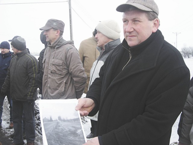 Pył jest wszędzie – mówi Witold Perkowski (pierwszy z prawej). Jak większość mieszkańców, sąsiadów firmy Energo, skarży się, że tak dalej nie da się żyć. – Jeśli firma nie ograniczy pylenia węglem, zablokujemy tory – zapowiadają ludzie.