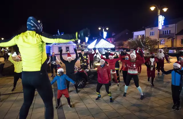 Od kilku lat Stowarzyszenie Running Połaniec organizuje 6 grudnia Mikołajkowy Bieg. Z powodu pandemii w tym roku zamiast biegu został zorganizowany trening z Mikołajem. Trening zgromadził na połanieckim rynku tłum biegaczy w strojach Świętego Mikołaja i sporo kibiców, którzy głośno wspierali uczestników tego wydarzenia. Trasa treningu z Mikołajem była wymagająca, ale wszyscy uczestnicy sobie z nią poradzili i na mecie treningu przybyli w komplecie. Przed treningiem został zorganizowany konkurs "Bieg z choinką na czas". Rywalizacja była zacięta i zostały pobite życiowe rekordy. Dodatkowo każdy z uczestników treningu z Mikołajem został obdarowany "słodkim" medalem a sponsor treningu Enea Elektrownia Połaniec ufundowała dodatkowe upominki. Cała trasa treningu była zabezpieczona przez Ochotniczą Straż Pożarną w Połańcu. - Trening z Mikołajem to wspaniała świąteczna atmosfera, która udzieliła się wszystkim uczestnikom. Dodatkowo zebraliśmy mnóstwo podarków dla podopiecznych Domu Dziecka w Skopaniu, za które bardzo dziękujemy - mówił po biegu Mariusz Kowalik z Runnig Połaniec.Na kolejnych slajdach zobaczycie obszerną galerię z imprezy>>>