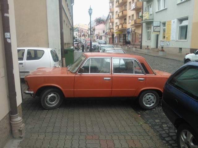 Fiat 125p przy ul. Mickiewicza w Rzeszowie.
