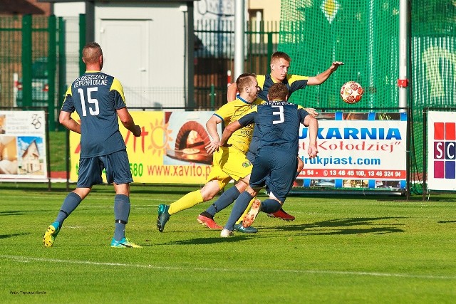 Geo-Eko Ekoball Stal Sanok - MKS Arłamów Ustrzyki Dolne 2:0 (1:0)Bramki: Sobolak 32, Ząbkiewicz 90+2.Faworytem tego spotkania byli oczywiście sanoczanie i sprostali tej roli, ale łatwo im to nie przyszło. Na pierwszego gola kibice musieli czekać do 32. minuty, kiedy miejsscowych na prowadzenie wyprowadził Sebastian Sobolak. Goście starali się odpowiedzieć, ale sposobu na defensywę gospodarzy nie znaleźli. W doliczonym czasie kropkę nad "i" postawił za to Jakub Ząbkiewicz.W kolejnej rundzie Geo-Eko Ekoball Stal Sanok zagra ze Startem Rymanów.