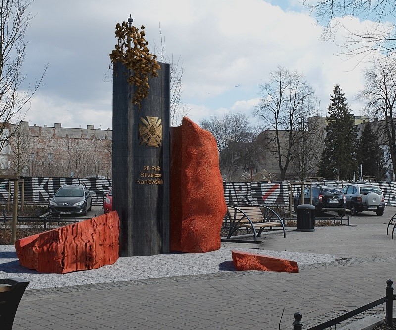 Pomnik stanie na skwerze przy u. Pogonowskiego i Legionów.