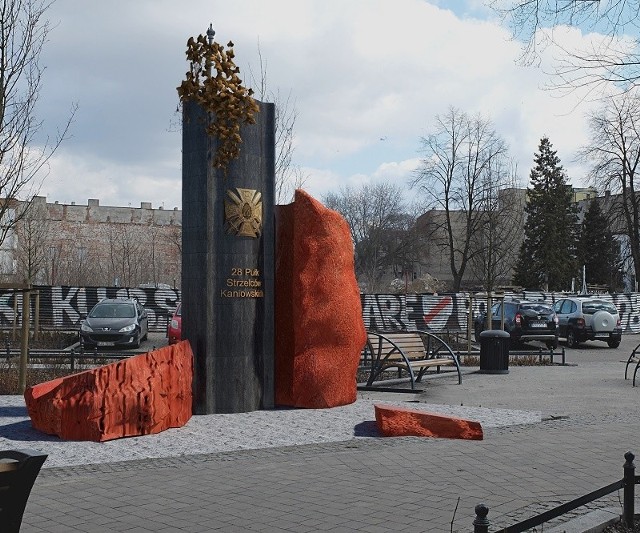 Pomnik stanie na skwerze przy u. Pogonowskiego i Legionów.