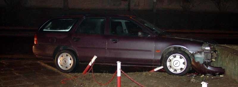 Auto wypadło z drogi, skosiło słupki i uderzyło w murek