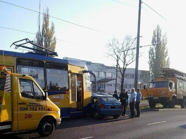 Zderzenie tramwaju i samochodu osobowego miało miejsce na Szosie Lubickiej w Toruniu