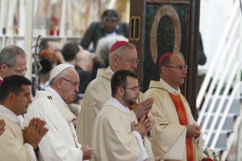 We mszy Papieża Franciszka udział wzięła para prezydencka i...