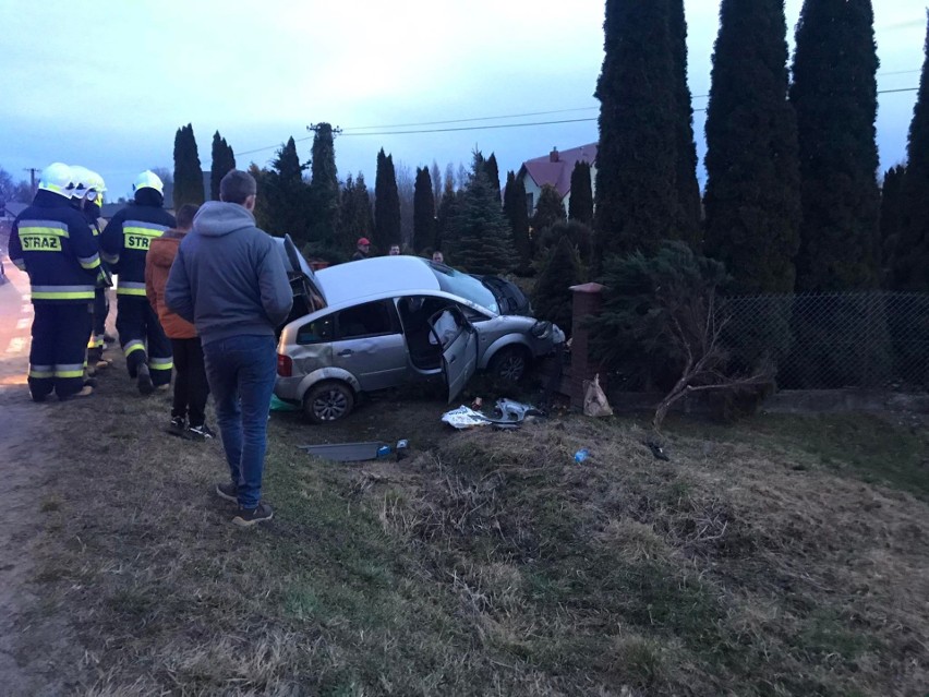 Wypadek w Reczpolu. Audi A2 wypadło z drogi, poszkodowane zostały dwie osoby [ZDJĘCIA]