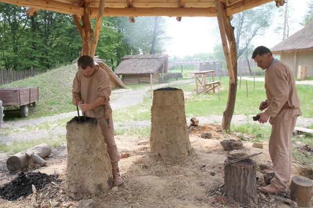Grzegorz Gałecki (z lewej) i Dariusz Róg pokazywali, jak w pierwszych wiekach naszej ery wyglądała produkcja żelaza w piecach dymarskich.