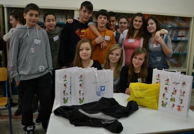 Uczennice z Piekoszowa wraz z kolegami z innych krajów.
