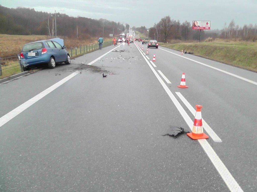 Wypadek w Łazach koło Bochni. Zderzyły się dwa samochody. Są ranni [ZDJĘCIA]