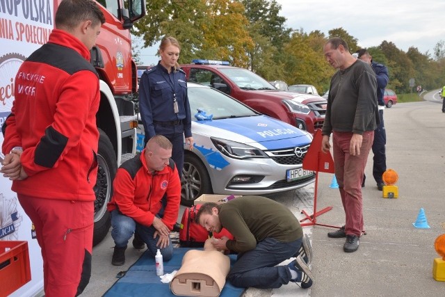 Wczoraj obchodzony był Europejski Dzień bez Ofiar Śmiertelnych na Drogach, popularnie określany mianem Edward. W powiecie lipnowskim policjanci wspólnie ze strażakami i WOPRowcami włączyli się w działania profilaktyczne. Na „dziesiątce”  przeprowadzili akcję, która miała podziałać na wyobraźnię kierowców. Wszystko działo się na miejscu pozorowanego wypadku drogowego. Policjanci radzili jak się zachować - począwszy od zachowania własnego bezpieczeństwa, przez ocenę stanu poszkodowanego, wezwanie pomocy i resuscytację krążeniowo-oddechową. Można też było sprawdzić w alkogoglach, jak działa na człowieka alkohol. Uczestnicy akcji otrzymali od policjantów opaski odblaskowe oraz ulotki, przypominające o zasadach bezpieczeństwa. Więcej w najbliższym wydaniu „Tygodnika Lipnowskiego”.