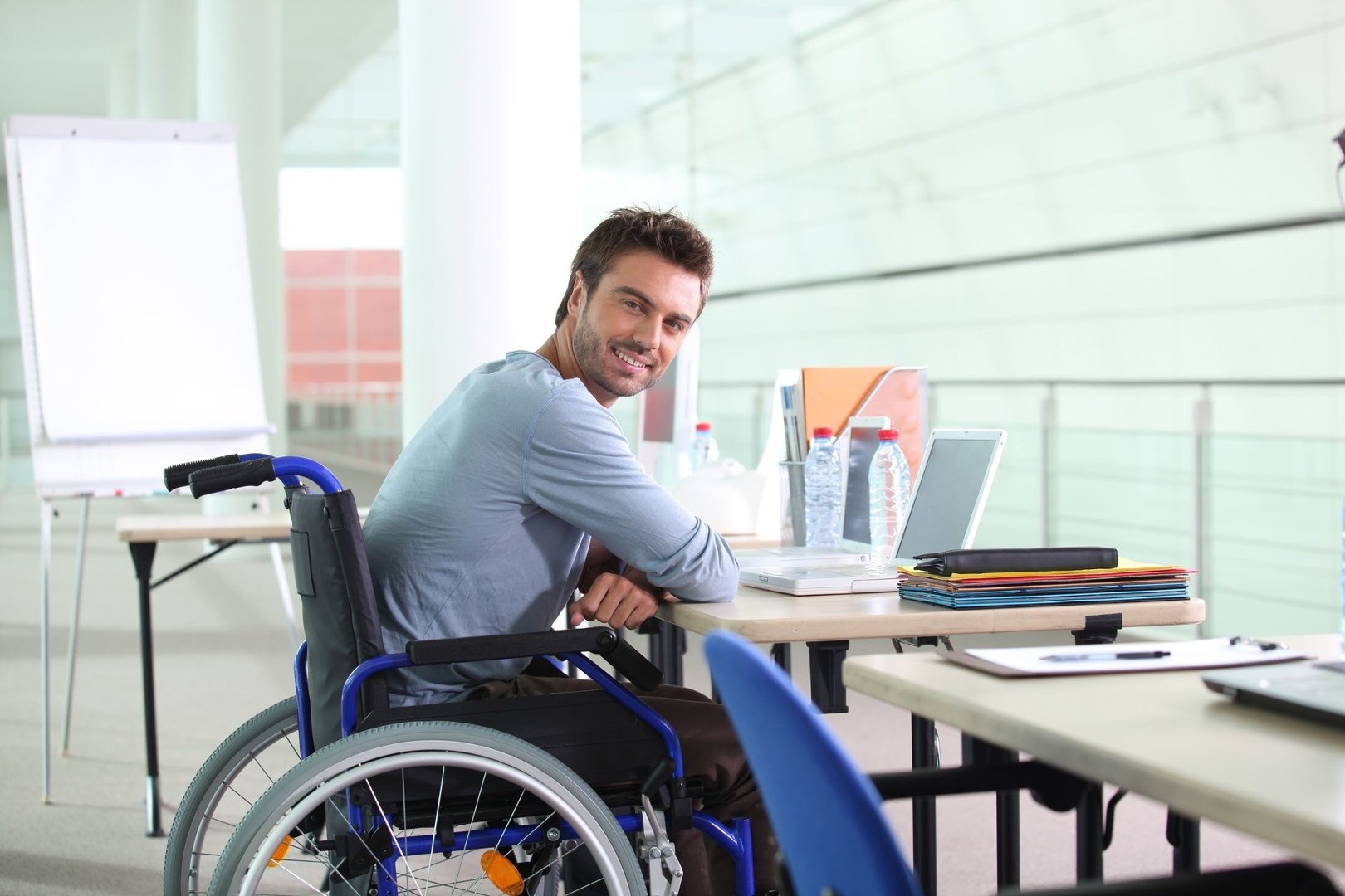 Prawa i przywileje niepełnosprawnych pracowników. Jakie uprawnienia  pracownicze przysługują osobom niepełnosprawnym? | Strefa Biznesu