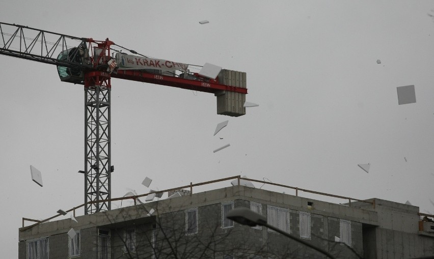 Na ul. Powstańców Śląskich niezabezpieczony styropian z...