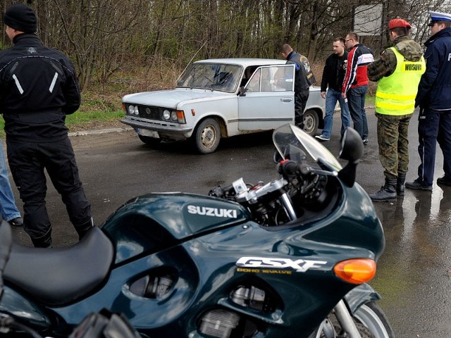 Naklejki "Patrz w lusterka &#8211; motocykle są wszędzie&#8221; otrzymują m.in. kierowcy przy wjeździe do Przemyśla.
