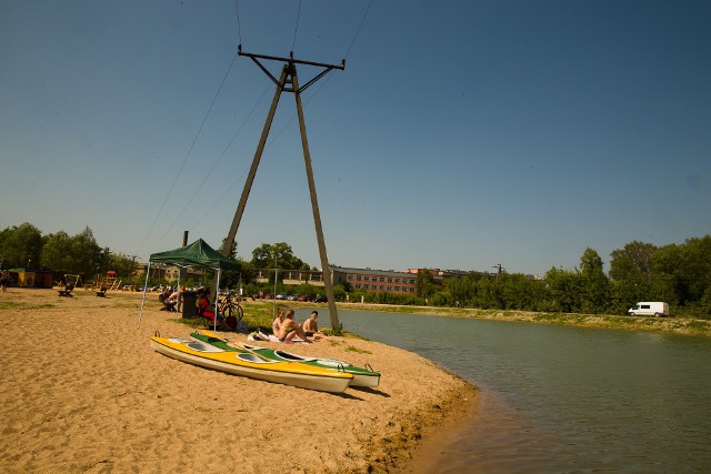 Mieszkańcy wiele razy zgłaszali problem i prosili o usunięci linii elektrycznych. Tym bardziej że na plażę nad Kominowym Bajorem przychodzą rodziny z dziećmi.