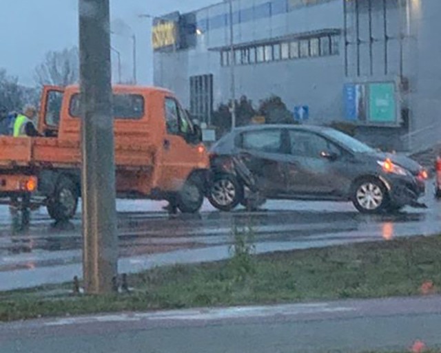 Do zderzenia trzech samochodów doszło w czwartek, 9 stycznia, przed godz. 8.00. Na rondzie PCK zderzyły się ford, peugeot i dostawczy mercedes. Na szczęście nikomu nic się nie stało. To tylko kolizja. Na rondzie są jednak poważne utrudnienia w ruchu. Lepiej wybierać inną drogę.WIDEO: Lubuska policja podpowiada, jak prawidłowo zrobić korytarz życia