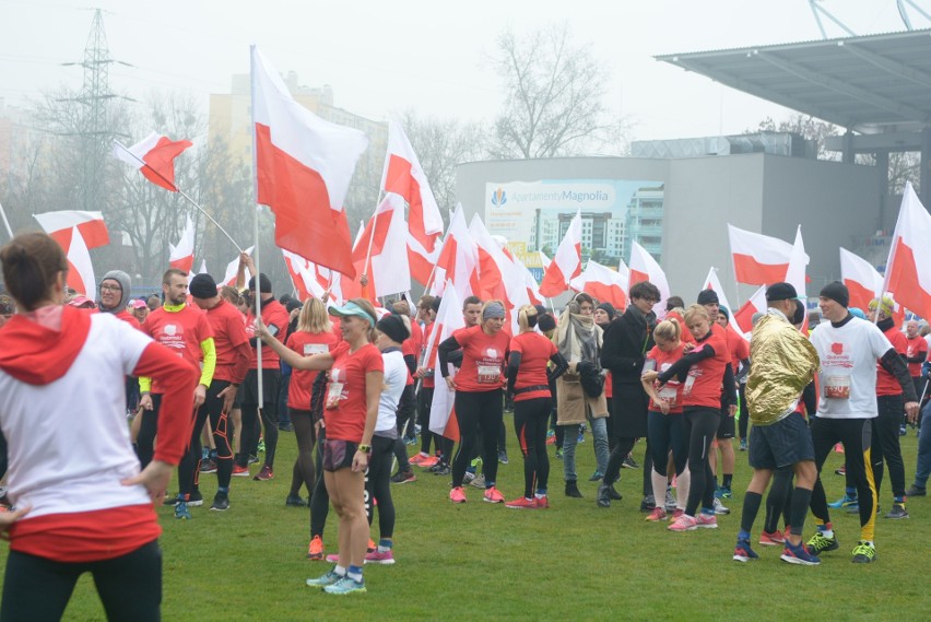 Ponad 550 uczestników na starcie VI Biegu Niepodległości w Radomiu. Biegacze rywalizowali na trasie 10 kilometrów