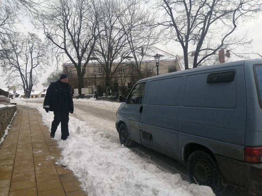 Michał Piela serialowy aspirant Nocul wchodzi do auta,...