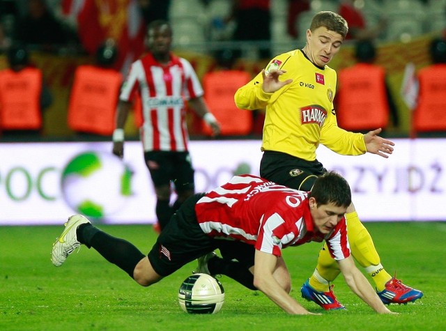 W akcji młody piłkarz Widzewa, Rafał Serwaciński.