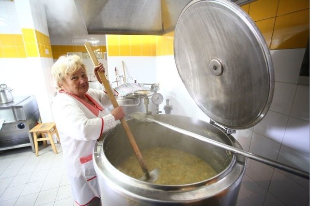 - Od lat gotuję dla najbiedniejszych. Miska zupy to dla wielu z nich jedyny posiłek w ciągu dnia &#8211; mówi Stanisława Kołodziejska ze stołówki Caritas Diecezji Radomskiej.