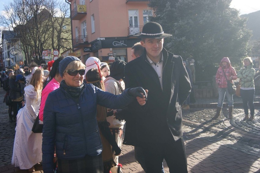 Zakopane: Maturzyści tańczyli poloneza na Krupówkach [FOTO]