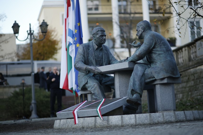 Pomnik Józsefa Antalla i Henryka Sławika stanął w Warszawie