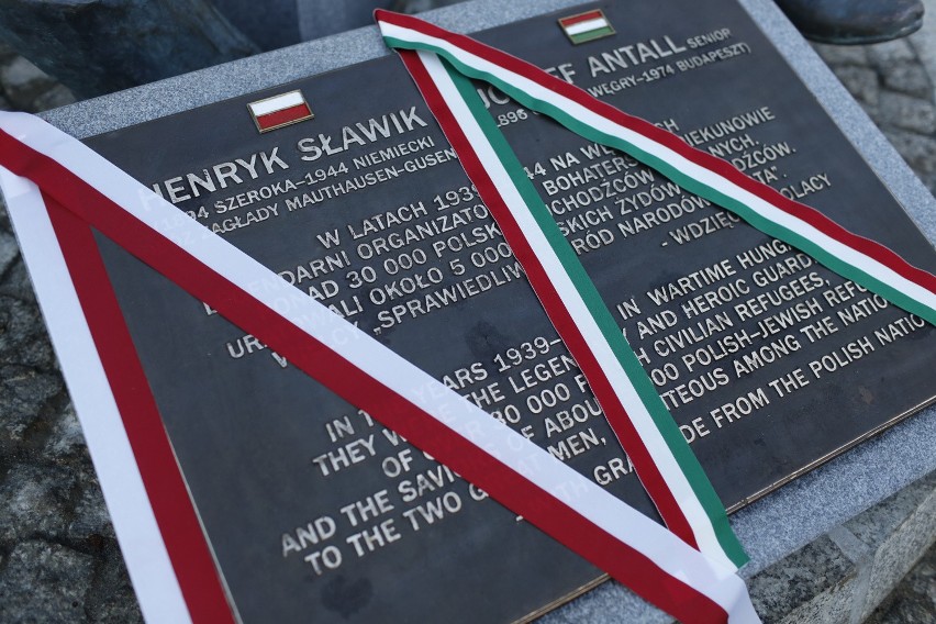 Pomnik Józsefa Antalla i Henryka Sławika stanął w Warszawie