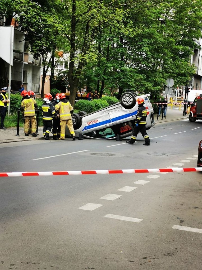 Ambulans wywrócił się na ul. Piłsudskiego w Bytomiu....