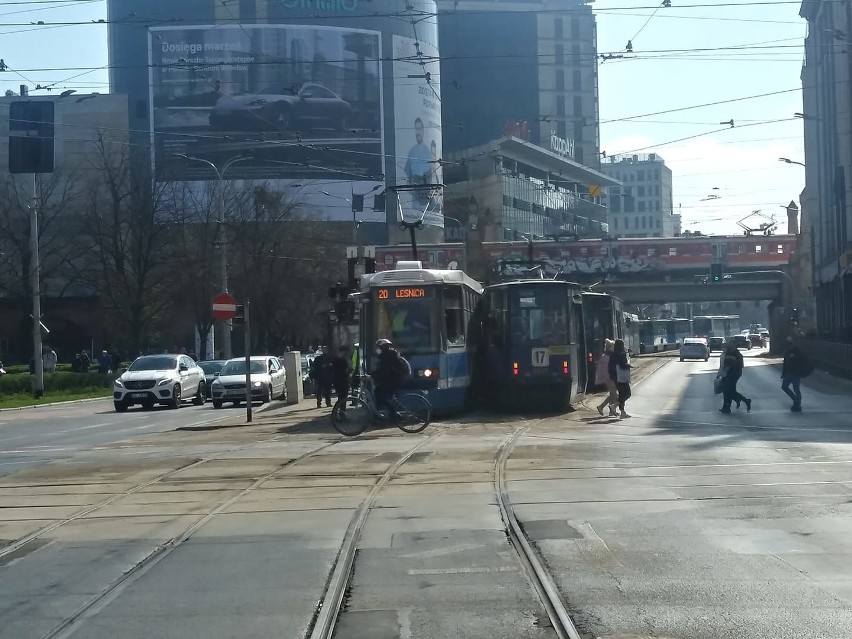 Wykolejenie i zderzenie dwóch tramwajów w centrum. Utrudnienia w komunikacji