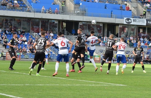 We wrześniu 10. kolejce Podbeskidzie Bielsko-Biała wygrało z Resovią 2:0. W piątek 8.04.2022 r. oba zespoły zagrały w Rzeszowie.