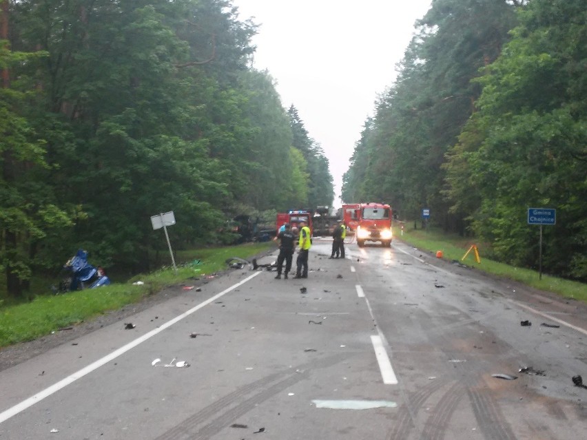 Tragiczny wypadek na trasie Chojnice-Czersk. Ciężarówka zderzyła się z osobówką [ZDJĘCIA]