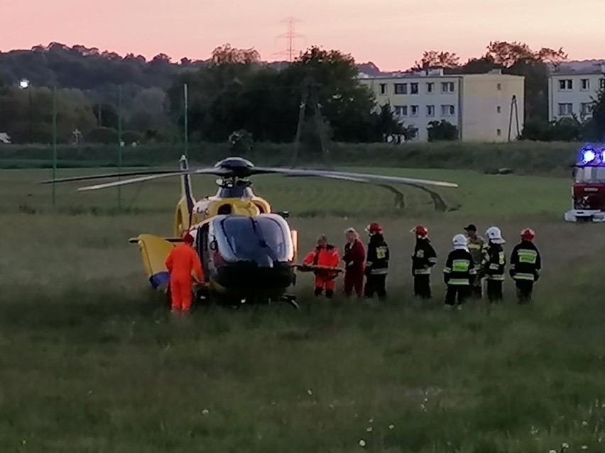 Toyota uderzyła w drzewo. Trzy osoby ciężko ranne