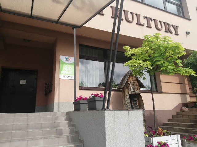Na ścianie frontowej Miejsko - Gminnego Ośrodka Kultury w Koprzywnicy wisi już tablica informująca o przyznaniu Miejsca Przyjaznego Rowerzystom