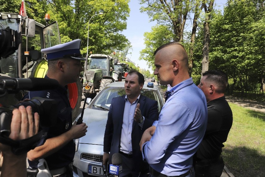 Białystok. Protest podlaskich rolników. Nowe znaki uniemożliwiły dojazd (zdjęcia,wideo)