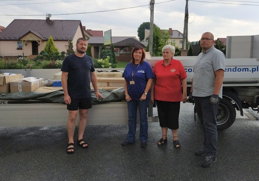 Gospodynie z Tenczynka i miejscowi strażacy pojechali z pomocą do powodzian z Łapanowa
