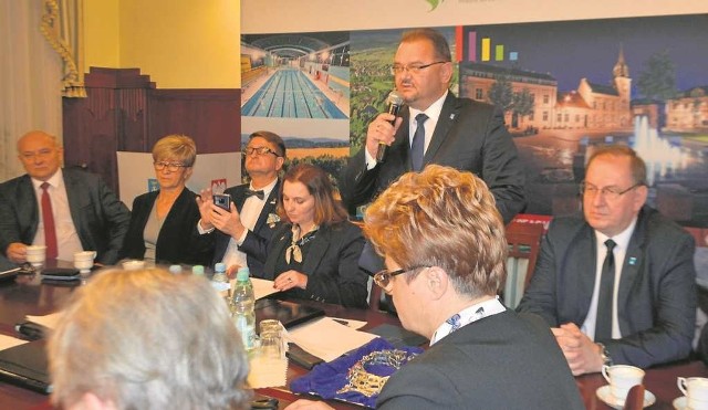 Burmistrz Skawiny Norbert Rzepisko (stoi) zapewnia, że chce spokojnie zarządzać gminą, a w urzędzie nie będzie rewolucji