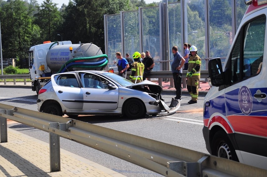 Krzeszowice. Wypadek na drodze krajowej nr 79. Zderzyły się trzy pojazdy dwa osobowe i ciężarowy