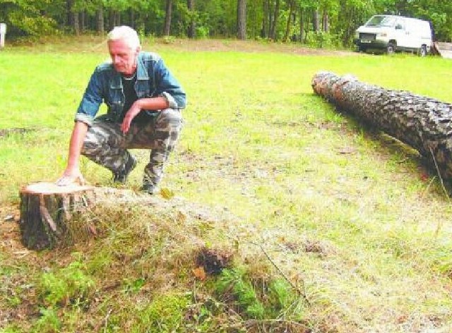 &#8211; Choćby to drzewo, po którym został tylko pień, znajdowało się na mojej działce &#8211; zapewnia Marek Brzeziński.