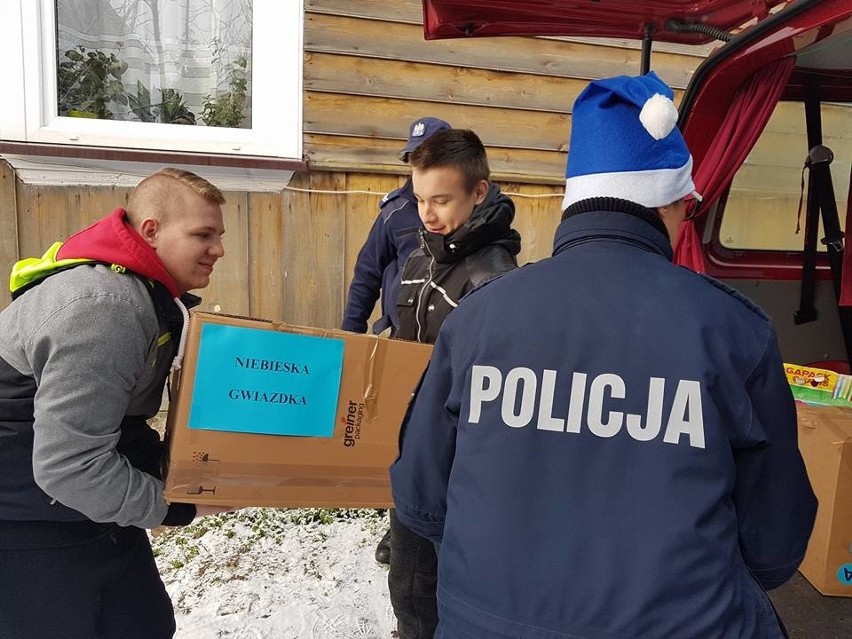 Niebieska Gwiazdka w Makowie. Policjanci rozdają świąteczne paczki [ZDJĘCIA]