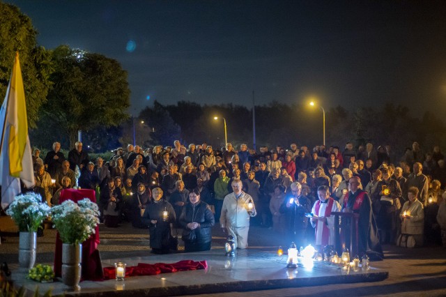 W sobotę wieczorem tłumy wiernych pojawiły się w parku Jana Pawła II. To regionalna odpowiedź na ogólnopolską akcję Polska pod Krzyżem, będącą kontynuacją Różańca do granic. Kolejne zdjęcie -->