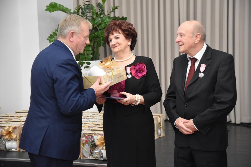 Ostrołęka. Złote gody: medale od prezydenta RP otrzymało 50 małżeństw z 50-letnim stażem. Uroczystość odbyła się 20.10.2023